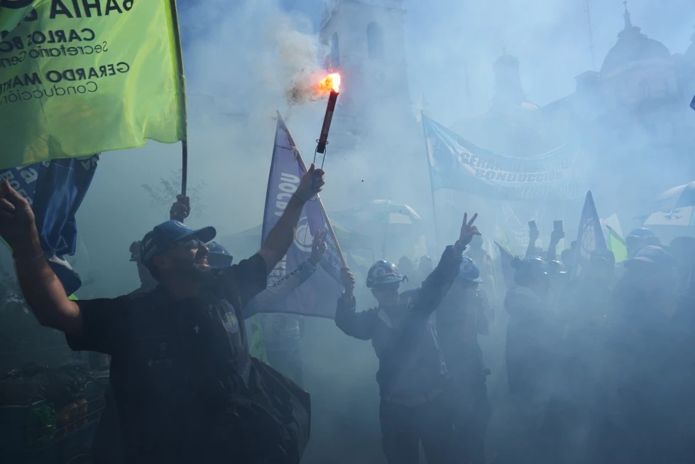 Protestas laborales en Argentina contra reformas de Javier Milei