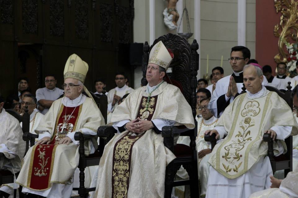 Al centro, el entonces nuncio apostólico en Perú, arzobispo James Patrick Green. A la izquierda, Salvador Piñeiro García-Calderón, arzobispo de Ayacucho. A la derecha, Robert Prevost en el inicio de la misa en que fue consagrado obispo. 12 de diciembre de 2014. De las redes sociales de la diócesis de Chiclayo, Perú.