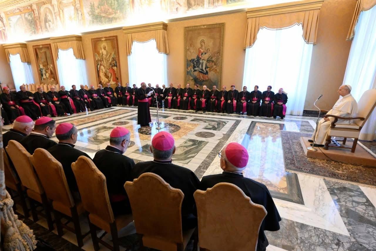 De pie a la mitad del salón, el obispo García Camader lee un mensaje al papa León XIV a nombre de la Conferencia Episcopal del Perú. Imagen publicada por la diócesis de Lurín, Perú, el 30 de enero de 2026.