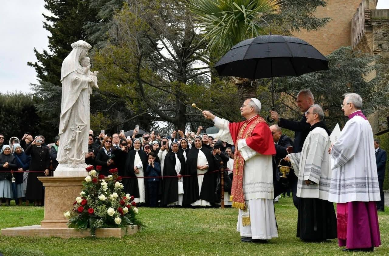 El papa León XIV bendice una imagen de bulto a escala real de Santa Rosa de Lima donada por los obispos de Perú en los Jardines Vaticanos. Imagen publicada el 31 de enero de 2026 por las redes sociales de la diócesis de Lurín, Perú.