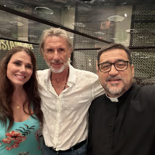 Maju Mantilla, Ricardo Gareca y Omar Sánchez Portillo, marzo de 2026. De las redes sociales de Sánchez Portillo.