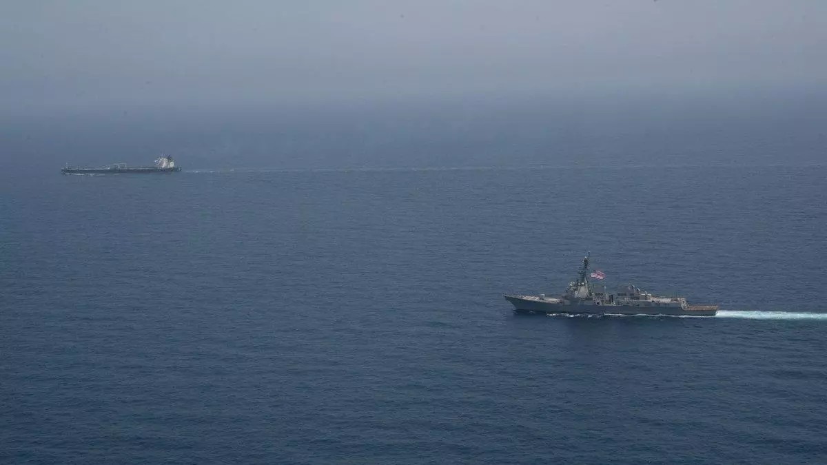 EEUU escolta barcos en Ormuz mientras mantiene despliegue militar