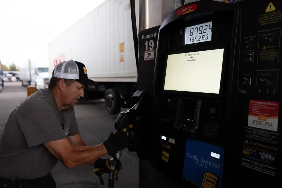 Por qué la gasolina en EEUU cuesta 52% más que antes de la guerra