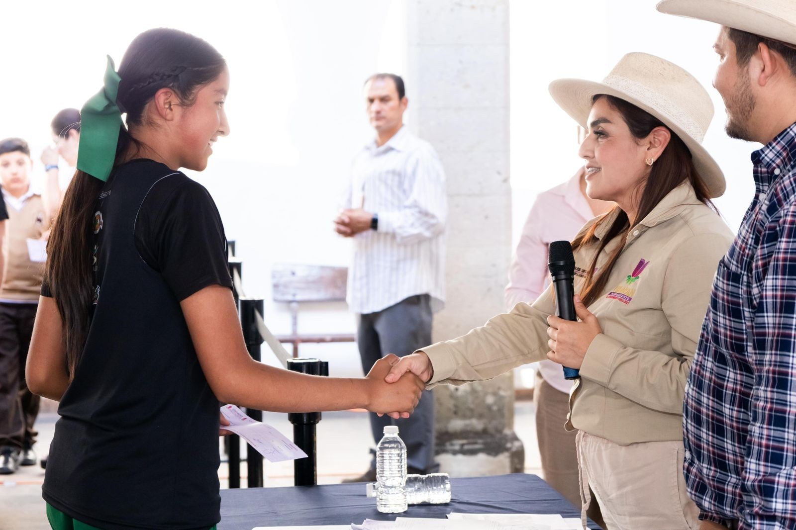 Grecia Quiroz en la atención a las familias más vulnerables de Uruapan. Foto: Gobierno de Uruapan. Grecia Quiroz en la atención a las familias más vulnerables de Uruapan. Foto: Gobierno de Uruapan.