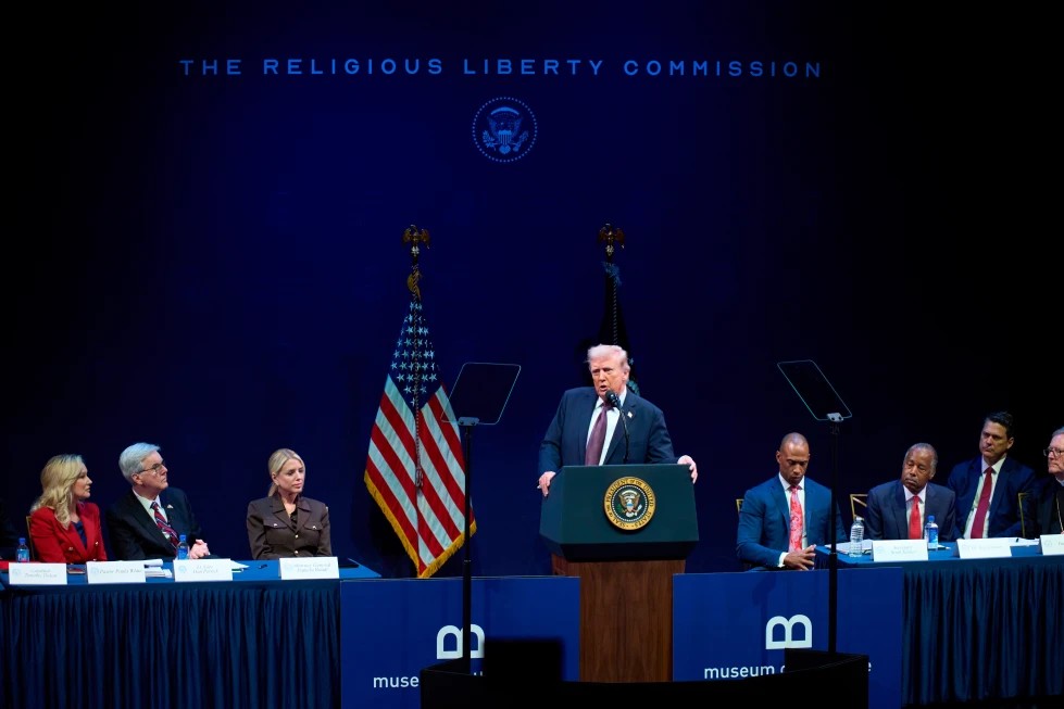 Comisión religiosa de Trump busca borrar separación de Iglesia-Estado