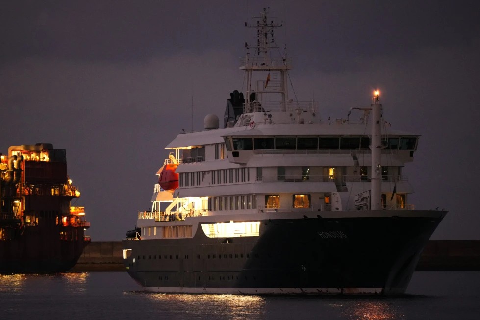 Crucero afectado por hantavirus llega a Tenerife, en Islas Canarias