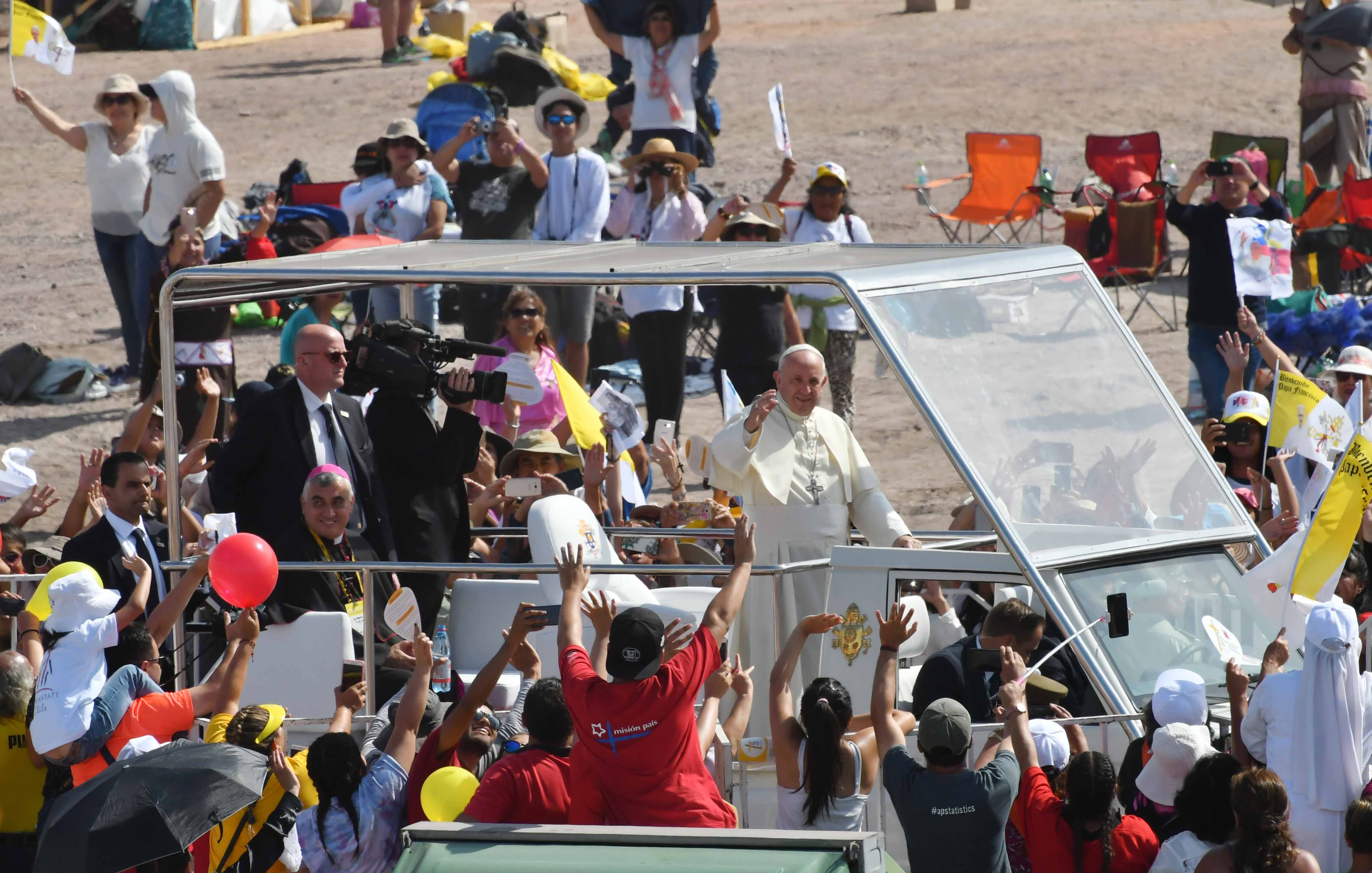 Pope Francis in Iquique, Chile, January 2018. The final leg of his visit to Chile before going to Peru. Picture of the government of Tarapacá, @ www.flickr.com/photos/goretarapaca/39769226451/in/photostream/. 