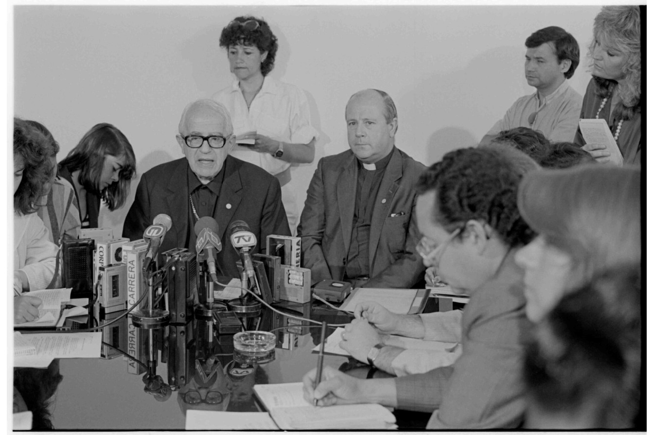 At center, wearing glasses then archbishop of La Serena and president of the Conference of Catholic Bishops of Chile, Bernardino Piñera Carvallo. In Roman collar, to the right, then coadjutor bishop of La Serena Francisco José Cox Huneeus, in a 1989 picture by Inés Paulino. National Library of Chile @ www.bibliotecanacionaldigital.gob.cl/bnd/629/w3-article-636841.html. 