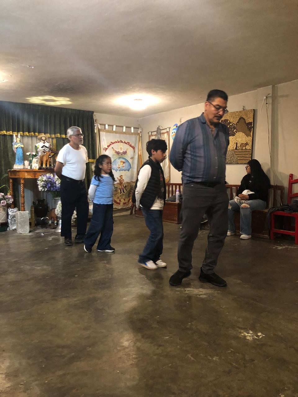 Tres generaciones de una familia participan de las celebraciones de San Isidro Labrador.