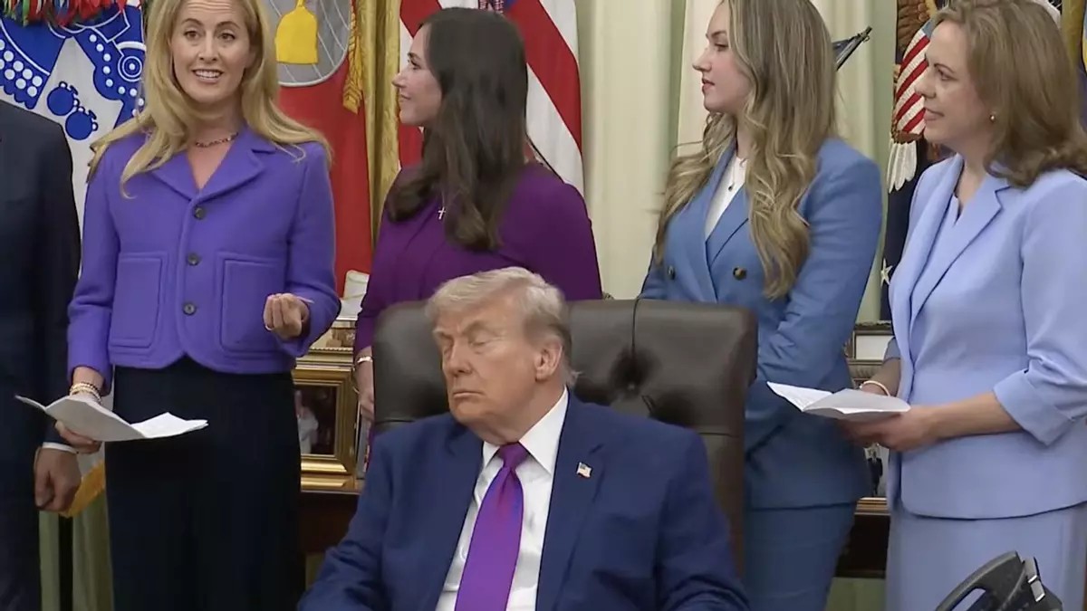 Trump vuelve a generar polémica por quedarse dormido en acto oficial