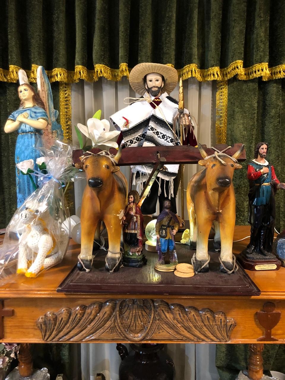 Imágenes de bulto de San Isidro Labrador.