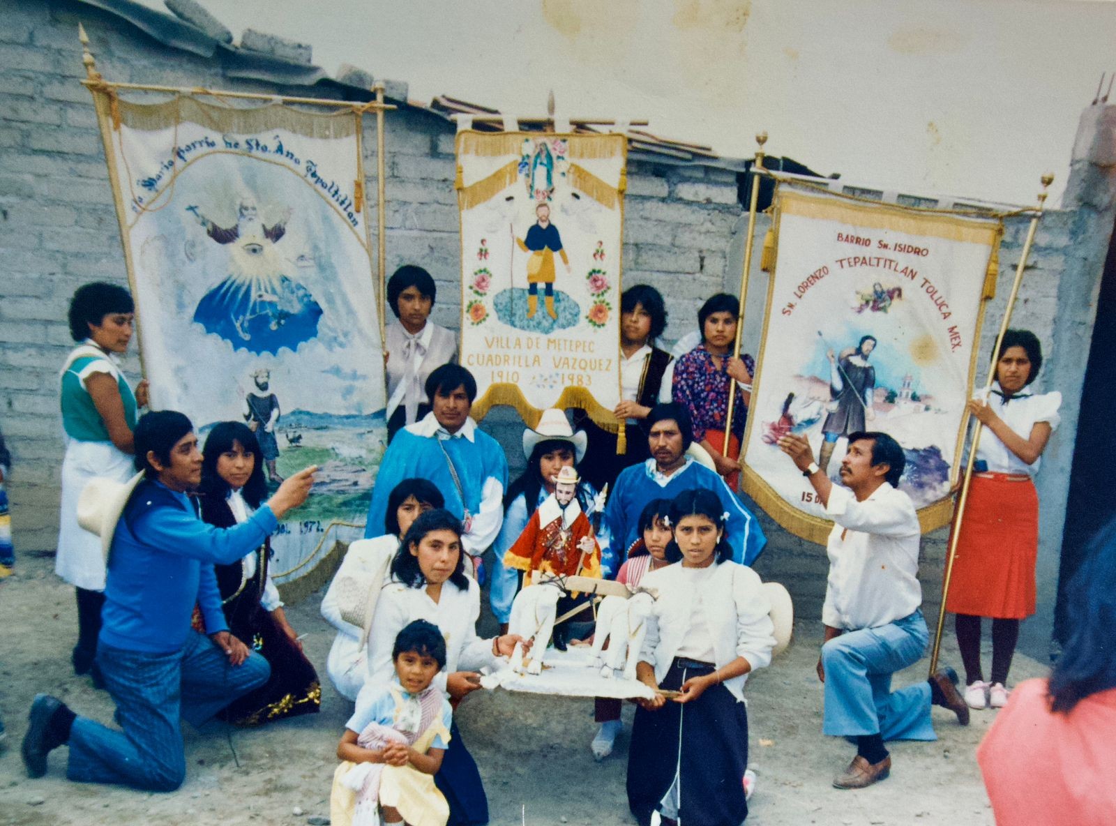 Algunos de los asistentes que desfilaron en el Paseo de San Isidro Labrador con sus estandartes, ca. 1977. Foto propiedad de la familia Lara Peralta.