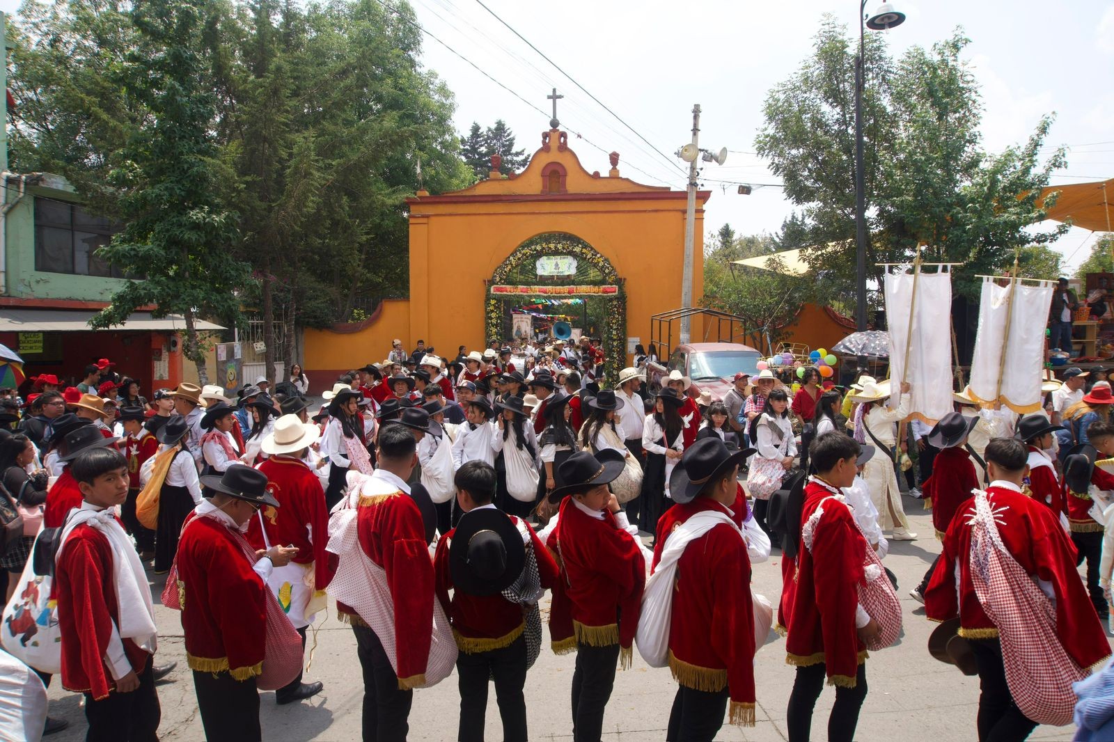 Fieles se reúnen en el atrio de un templo católico en la zona metropolitana de Toluca antes del Paseo de San Isidro Labrador. Foto de Mayra Patricia Juárez G.