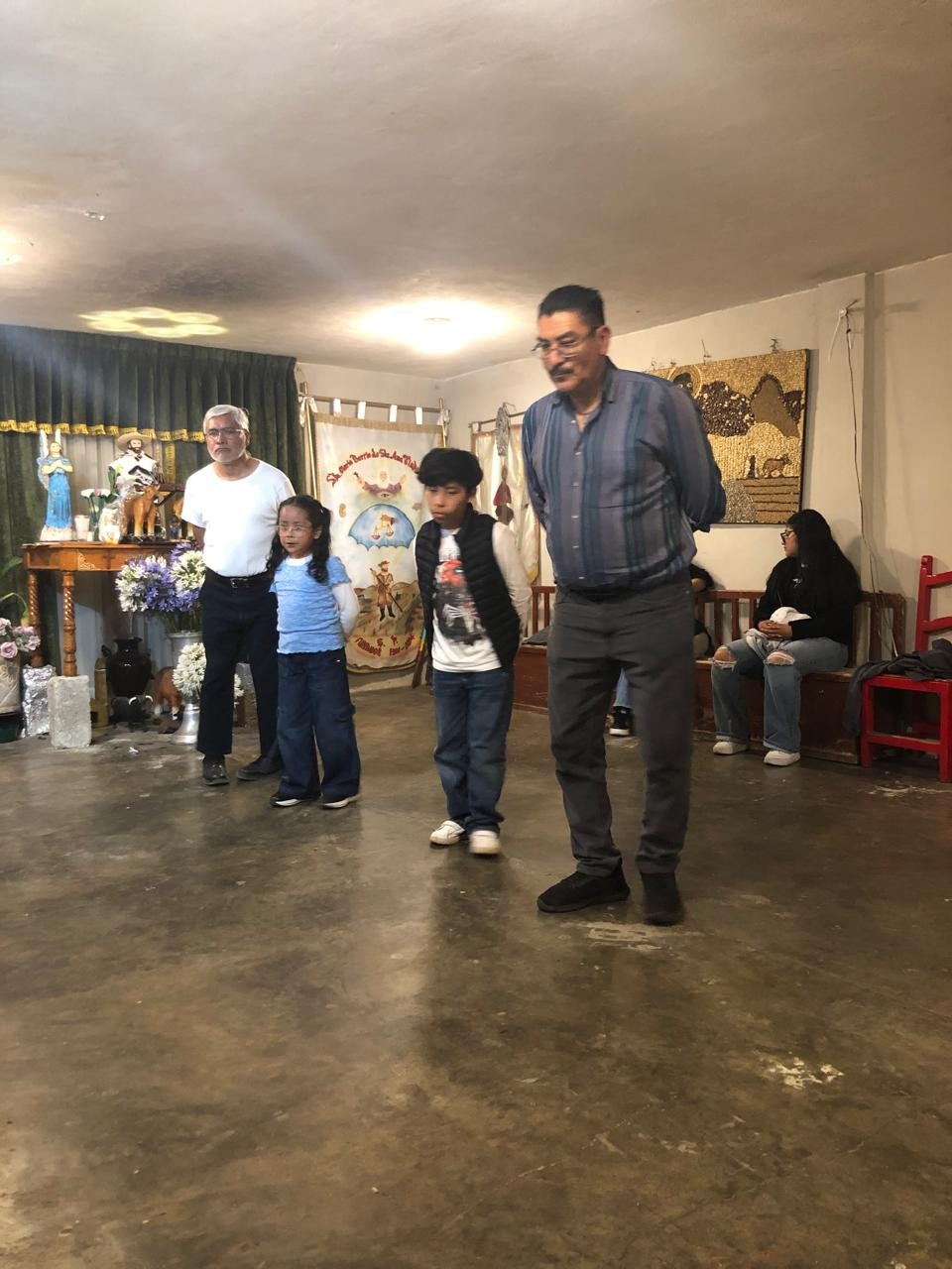 Tres generaciones de una familia participan de las celebraciones de San Isidro Labrador.