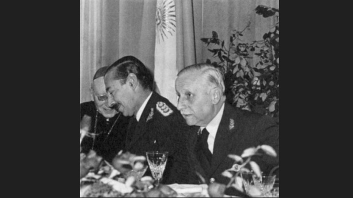 De izquierda a derecha, el arzobispo Adolfo Tortolo, seguido de Jorge Rafael Videla, entonces líder de facto de Argentina, y el general Omar Graffigna. 7 de julio de 1980, Buenos Aires, Noticias Argentinas en CeDinCI @ https://imagoteca.cedinci.org/s/imagoteka/item/7101. De izquierda a derecha, el arzobispo Adolfo Tortolo, seguido de Jorge Rafael Videla, entonces líder de facto de Argentina, y el general Omar Graffigna. 7 de julio de 1980, Buenos Aires, Noticias Argentinas en CeDinCI @ https://imagoteca.cedinci.org/s/imagoteka/item/7101.