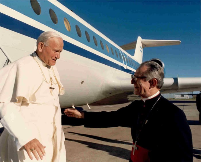 Estanislao Esteban Karlic, entonces titular del arzobispado de Paraná, Argentina, saluda al papa Juan Pablo II en el aeropuerto de Paraná, 9 de abril de 1987. Imagen del arzobispado de Paraná @ https://arzparan.org.ar/2018/01/15/visita-de-juan-pablo-ii-a-parana-galeria/. Estanislao Esteban Karlic, entonces titular del arzobispado de Paraná, Argentina, saluda al papa Juan Pablo II en el aeropuerto de Paraná, 9 de abril de 1987. Imagen del arzobispado de Paraná @ https://arzparan.org.ar/2018/01/15/visita-de-juan-pablo-ii-a-parana-galeria/.