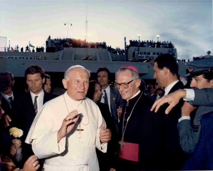 El papa Juan Pablo II y Estanislao Esteban Karlic, entonces arzobispo de Paraná en la pista de aterrizaje del Aeropuerto de Paraná, 9 de abril de 1987. Imagen del Arzobispado de Paraná @ https://arzparan.org.ar/2018/01/15/visita-de-juan-pablo-ii-a-parana-galeria/. El papa Juan Pablo II y Estanislao Esteban Karlic, entonces arzobispo de Paraná en la pista de aterrizaje del Aeropuerto de Paraná, 9 de abril de 1987. Imagen del Arzobispado de Paraná @ https://arzparan.org.ar/2018/01/15/visita-de-juan-pablo-ii-a-parana-galeria/.