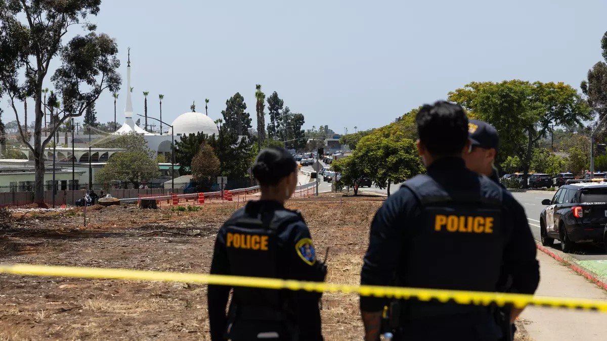 Ataque en mezquita de San Diego deja 5 muertos; agresores se suicidan
