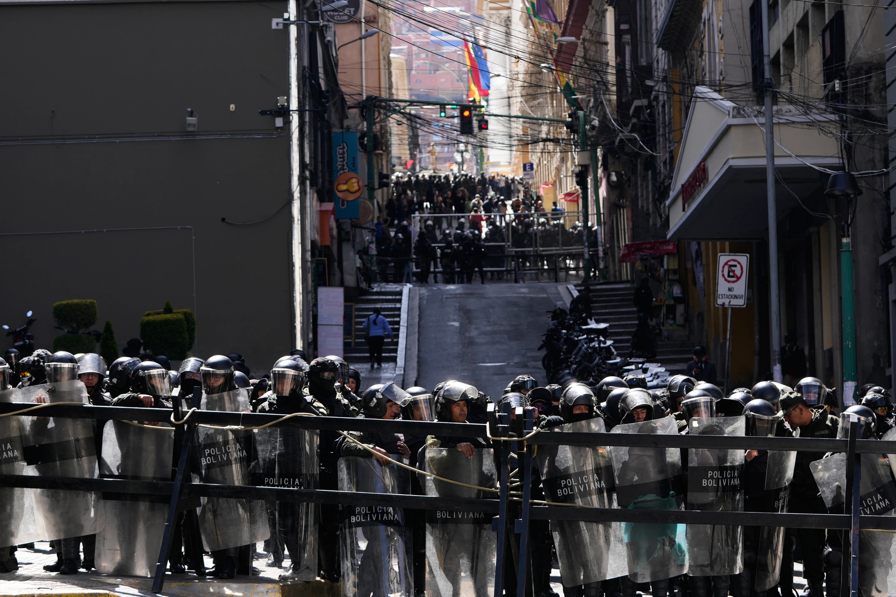 Violentas protestas en Bolivia dejan saqueos, heridos y crisis política