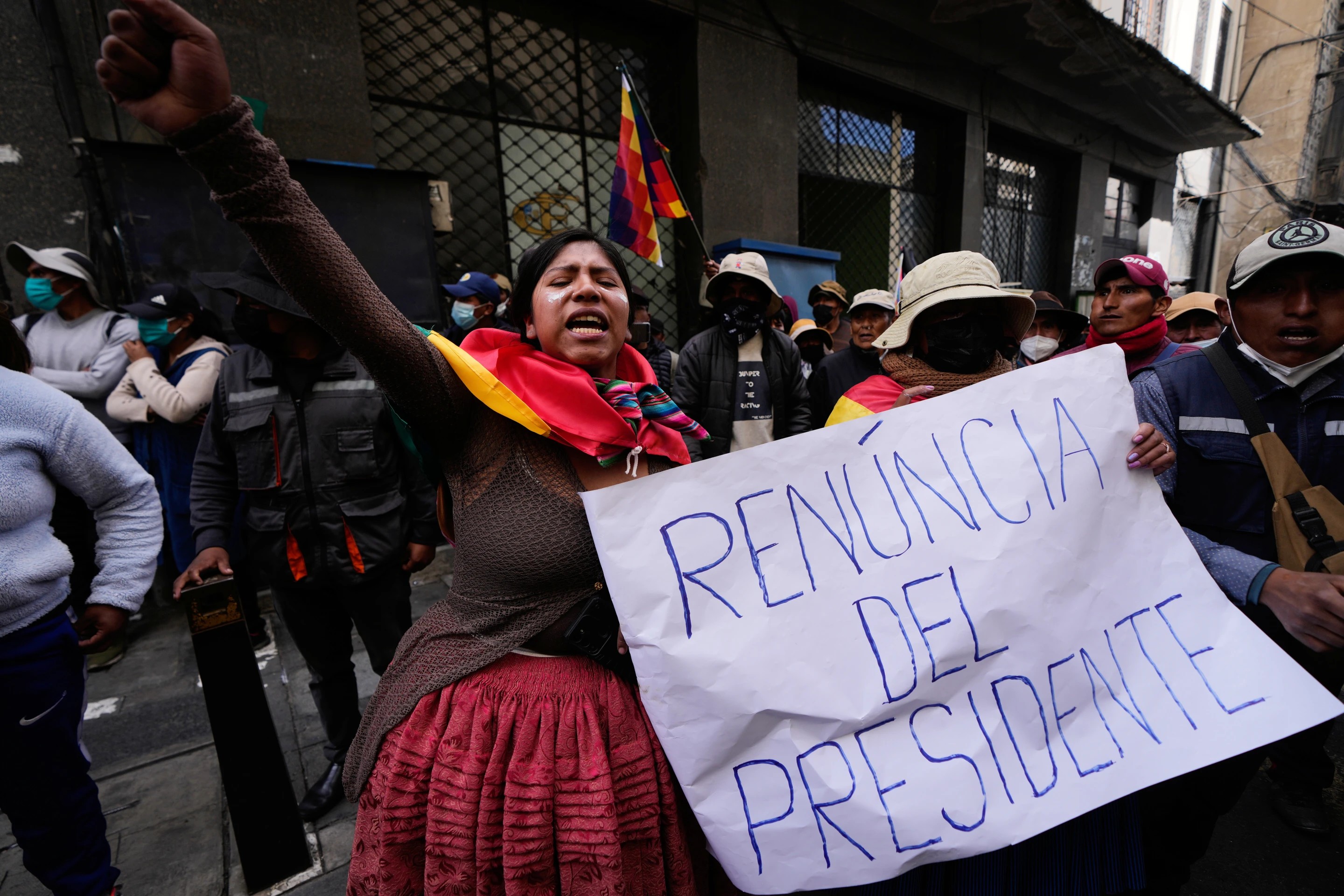 Violentas protestas en Bolivia dejan saqueos, heridos y crisis política
