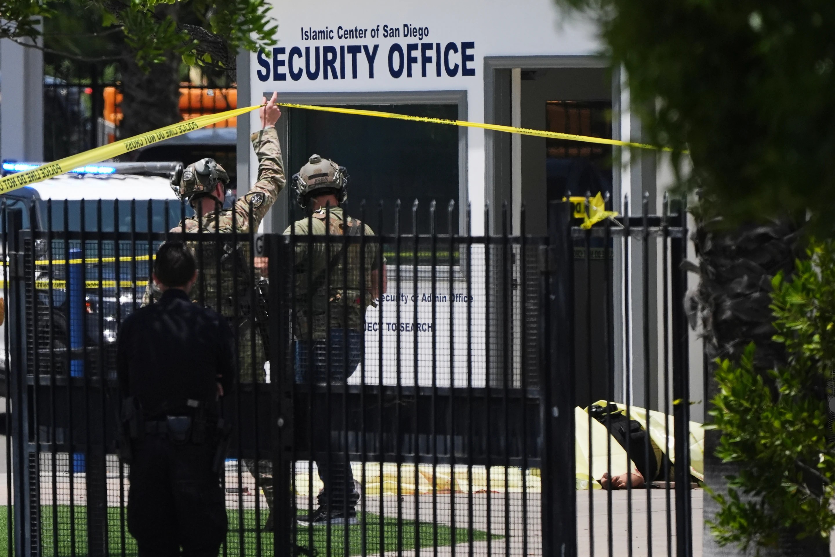 Ataque en mezquita de San Diego deja 5 muertos; agresores se suicidan