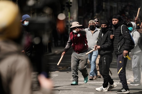Violentas protestas en Bolivia dejan saqueos, heridos y crisis política