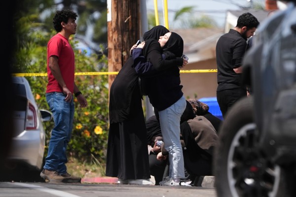 Ataque en mezquita de San Diego deja 5 muertos; agresores se suicidan