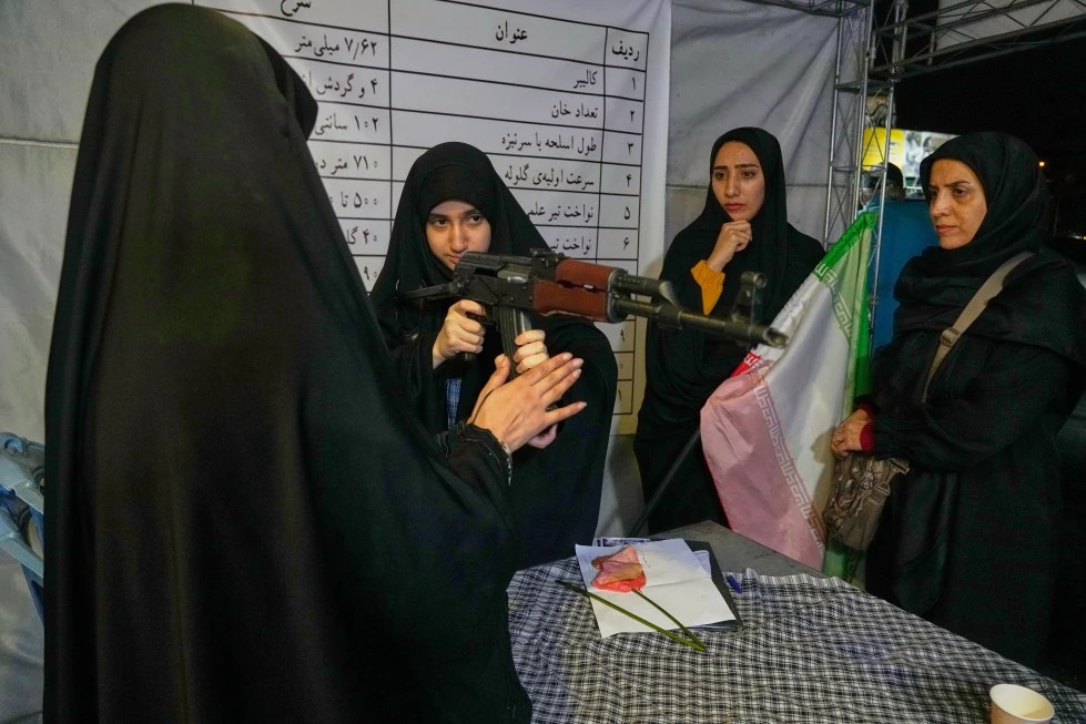 Irán exhibe armas y desafía amenazas militares de EEUU