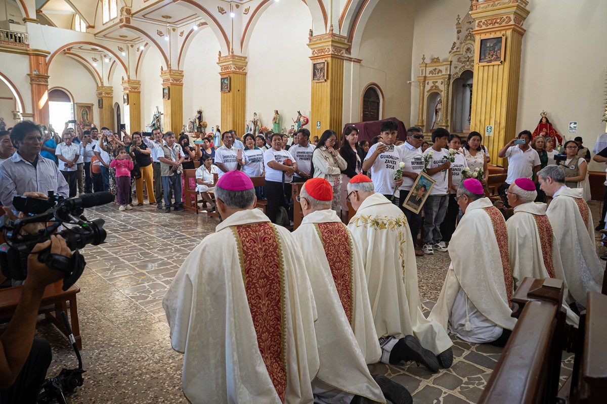 On their knees two Peruvian Cardinals, three Peruvian bishops and one Spaniard priest during the funeral Mass of Guadalupe Zapata Sosa, May 23rd, 2026. Parish of Saint John The Baptist, Catacaos, Peru. Social media of the archdiocese of Lima. On their knees two Peruvian Cardinals, three Peruvian bishops and one Spaniard priest during the funeral Mass of Guadalupe Zapata Sosa, May 23rd, 2026. Parish of Saint John The Baptist, Catacaos, Peru. Social media of the archdiocese of Lima.