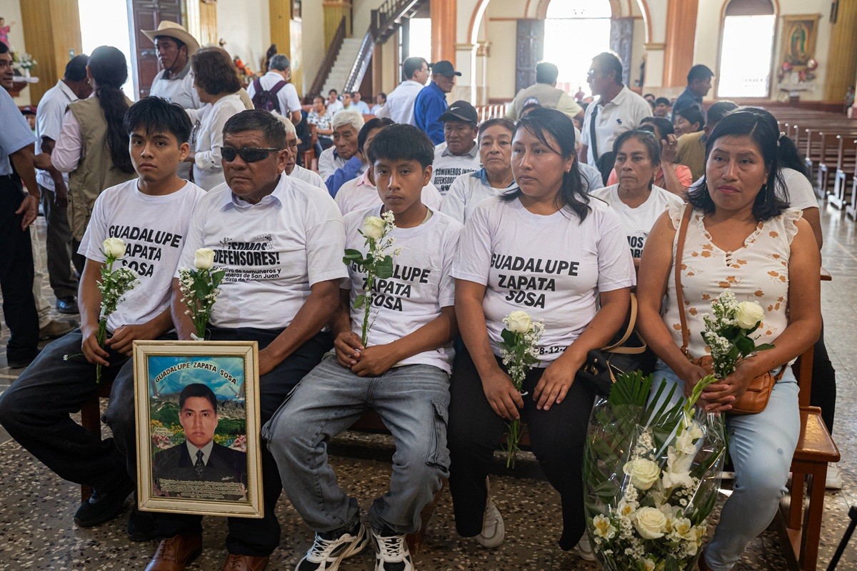 Relatives of Guadalupe Zapata Sosa. One of them holding a portrait during the funeral Mass presided by Cardinal Carlos Castillo Mattasoglio, Parish of Saint John The Baptist, May 23 2026. Social media of the archdiocese of Lima. Relatives of Guadalupe Zapata Sosa. One of them holding a portrait during the funeral Mass presided by Cardinal Carlos Castillo Mattasoglio, Parish of Saint John The Baptist, May 23 2026. Social media of the archdiocese of Lima.