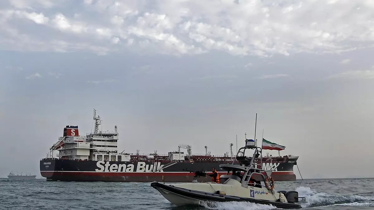 Más de 100 barcos cruzan Ormuz bajo control de Irán en plena disputa