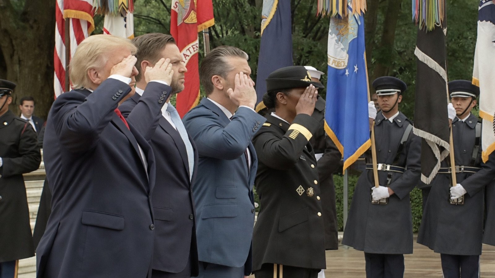 Trump se tambalea en Arlington durante homenaje de Memorial Day