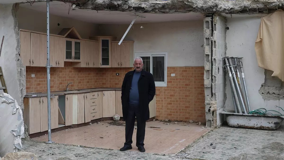 Fakhri Abu Diab, junto a los restos de la cocina de su casa, que fue demolida en 2024, el 3 de febrero de 2026. Foto: EFE/EPA/ATEF SAFADI