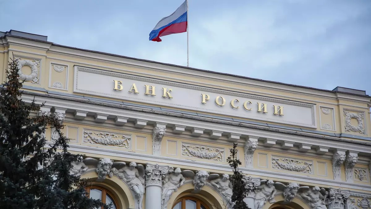 Rusia permite a bancos armarse contra drones tras ataques a Moscú