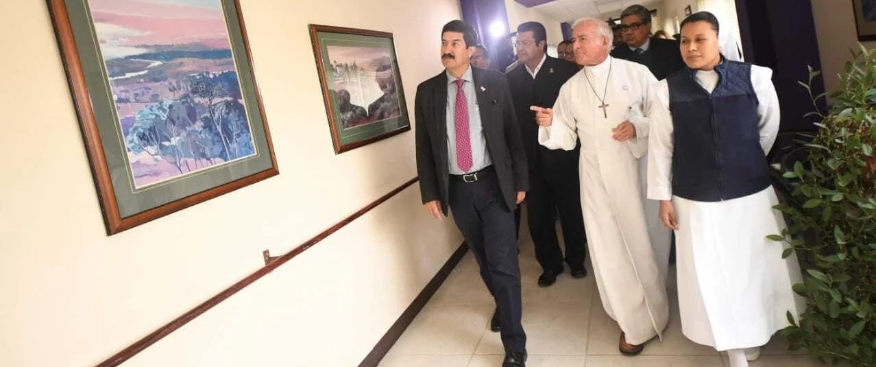 Aristeo Baca, entonces administrador de un hogar para ancianos en Ciudad Juárez, camina con el entonces gobernador de Chihuahua, Javier Corral, durante su visita a esa institución en octubre de 2018. De las redes sociales de Corral. Aristeo Baca, entonces administrador de un hogar para ancianos en Ciudad Juárez, camina con el entonces gobernador de Chihuahua, Javier Corral, durante su visita a esa institución en octubre de 2018. De las redes sociales de Corral.