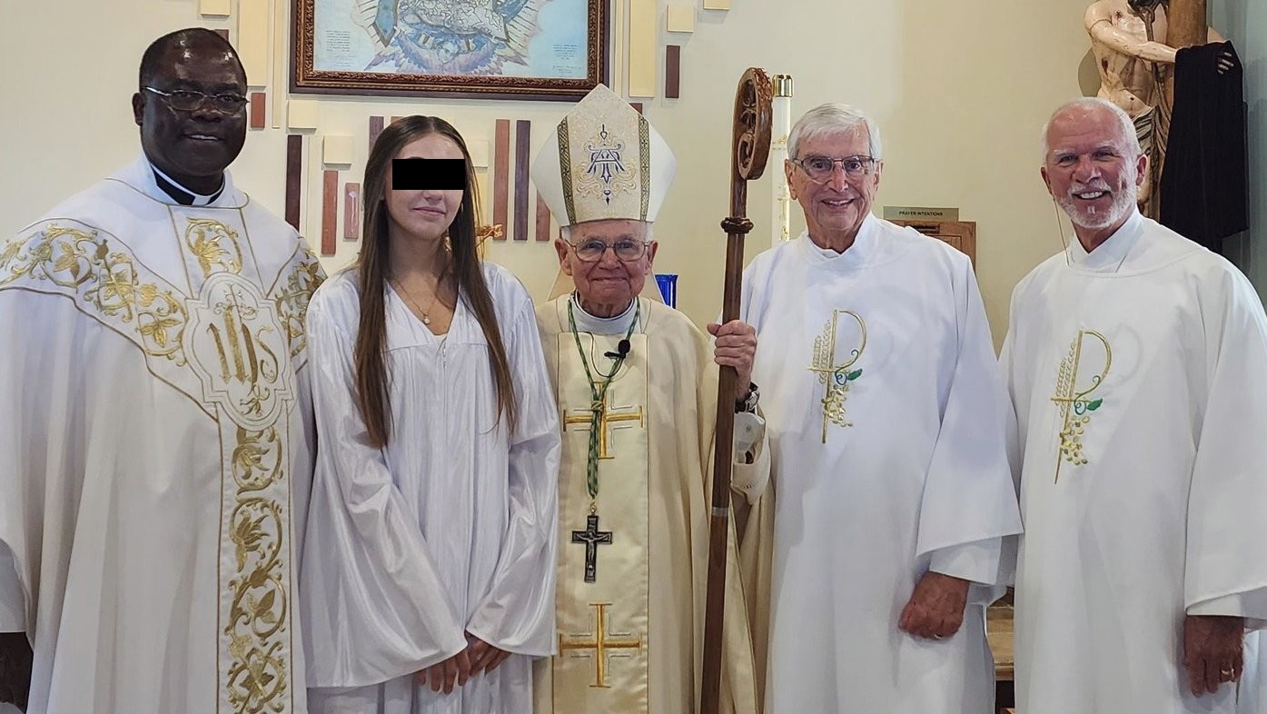 A la extrema izquierda, Anthony Odiong, seguido de una feligrés cuyo rostro ha sido parcialmente censurado para proteger su identidad; el entonces titular de la arquidiócesis de Nueva Orleáns, Gregory Aymond así como dos clérigos no identificados luego de una misa de confirmación, 2023. Redes sociales de la arquidiócesis de Nueva Orleáns. A la extrema izquierda, Anthony Odiong, seguido de una feligrés cuyo rostro ha sido parcialmente censurado para proteger su identidad; el entonces titular de la arquidiócesis de Nueva Orleáns, Gregory Aymond así como dos clérigos no identificados luego de una misa de confirmación, 2023. Redes sociales de la arquidiócesis de Nueva Orleáns.