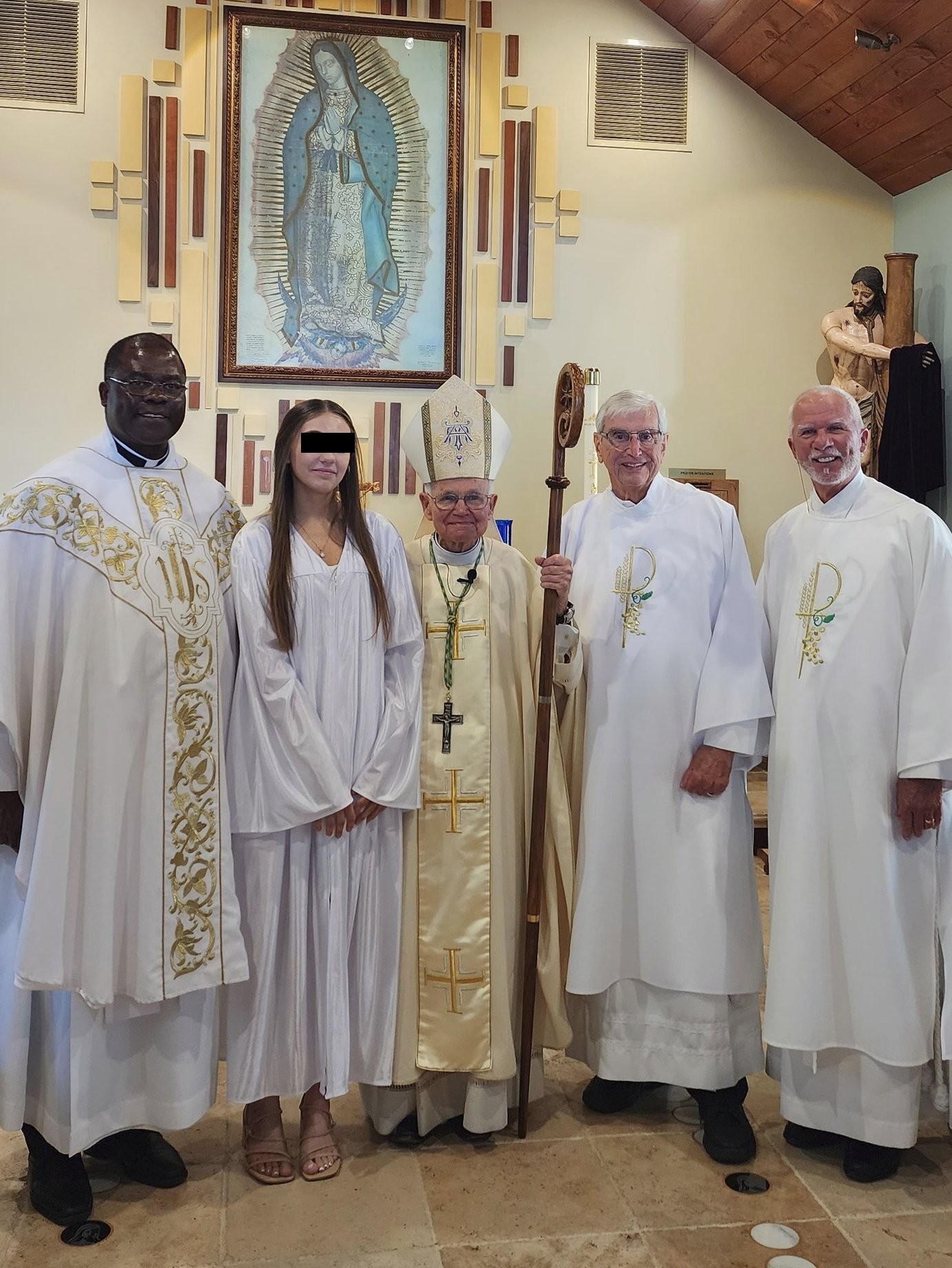 La imagen completa de la misa de confirmación de 2023 con Anthony Odiong y el arzobispo Aymond. Nótese la imagen de Nuestra Señora de Guadalupe en el altar del espacio donde se celebró la ceremonia. De las redes sociales de la arquidiócesis de Nueva Orleáns. La imagen completa de la misa de confirmación de 2023 con Anthony Odiong y el arzobispo Aymond. Nótese la imagen de Nuestra Señora de Guadalupe en el altar del espacio donde se celebró la ceremonia. De las redes sociales de la arquidiócesis de Nueva Orleáns.
