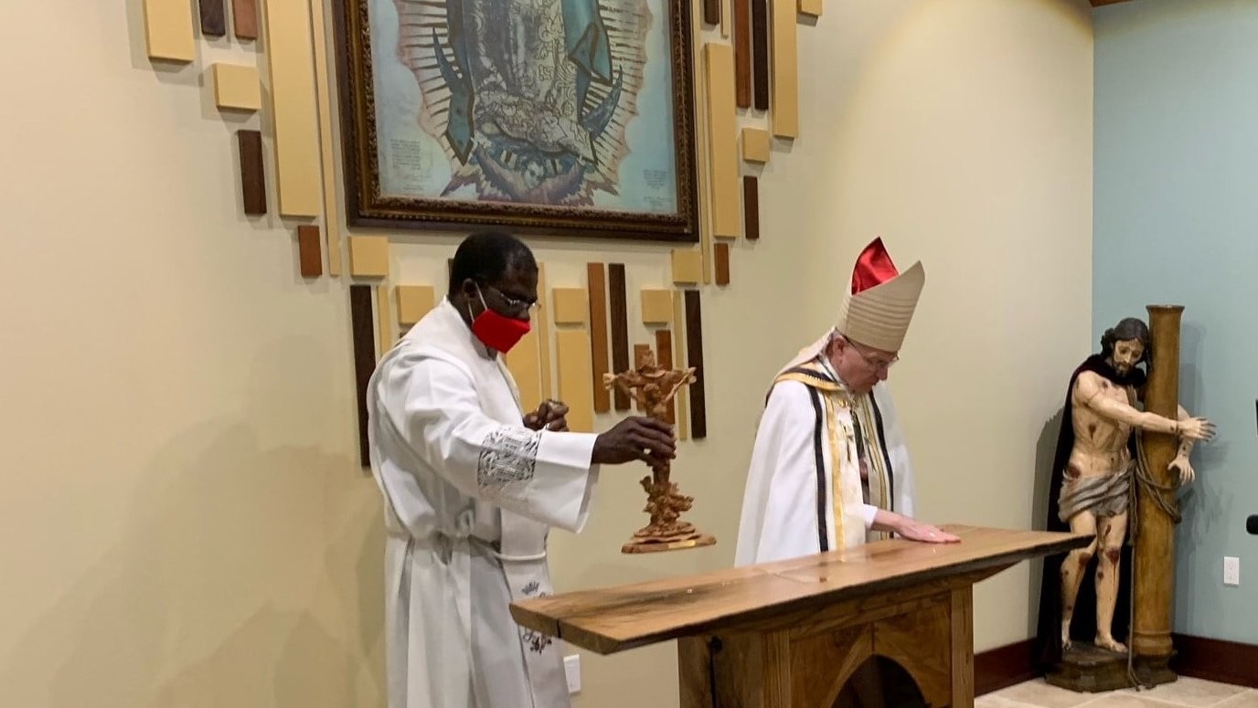En lo peor de la pandemia, en noviembre de 2020, Anthony Odiong y el arzobispo Aymond se preparan para celebrar misa. Nótese la parte final de la imagen de Nuestra Señora de Guadalupe en el altar. Redes sociales de la arquidiócesis de Nueva Orleáns. En lo peor de la pandemia, en noviembre de 2020, Anthony Odiong y el arzobispo Aymond se preparan para celebrar misa. Nótese la parte final de la imagen de Nuestra Señora de Guadalupe en el altar. Redes sociales de la arquidiócesis de Nueva Orleáns.