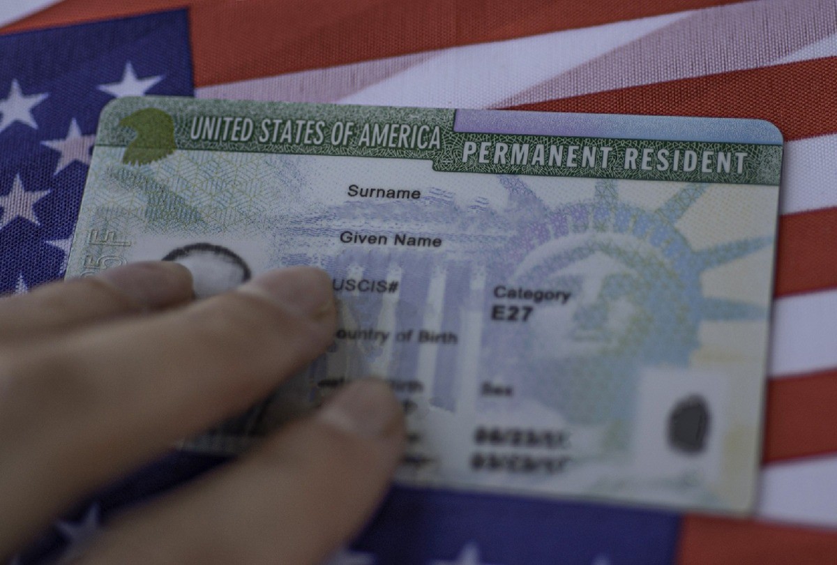 Trump recula sobre “Green Card“ pero mantiene presión migratoria