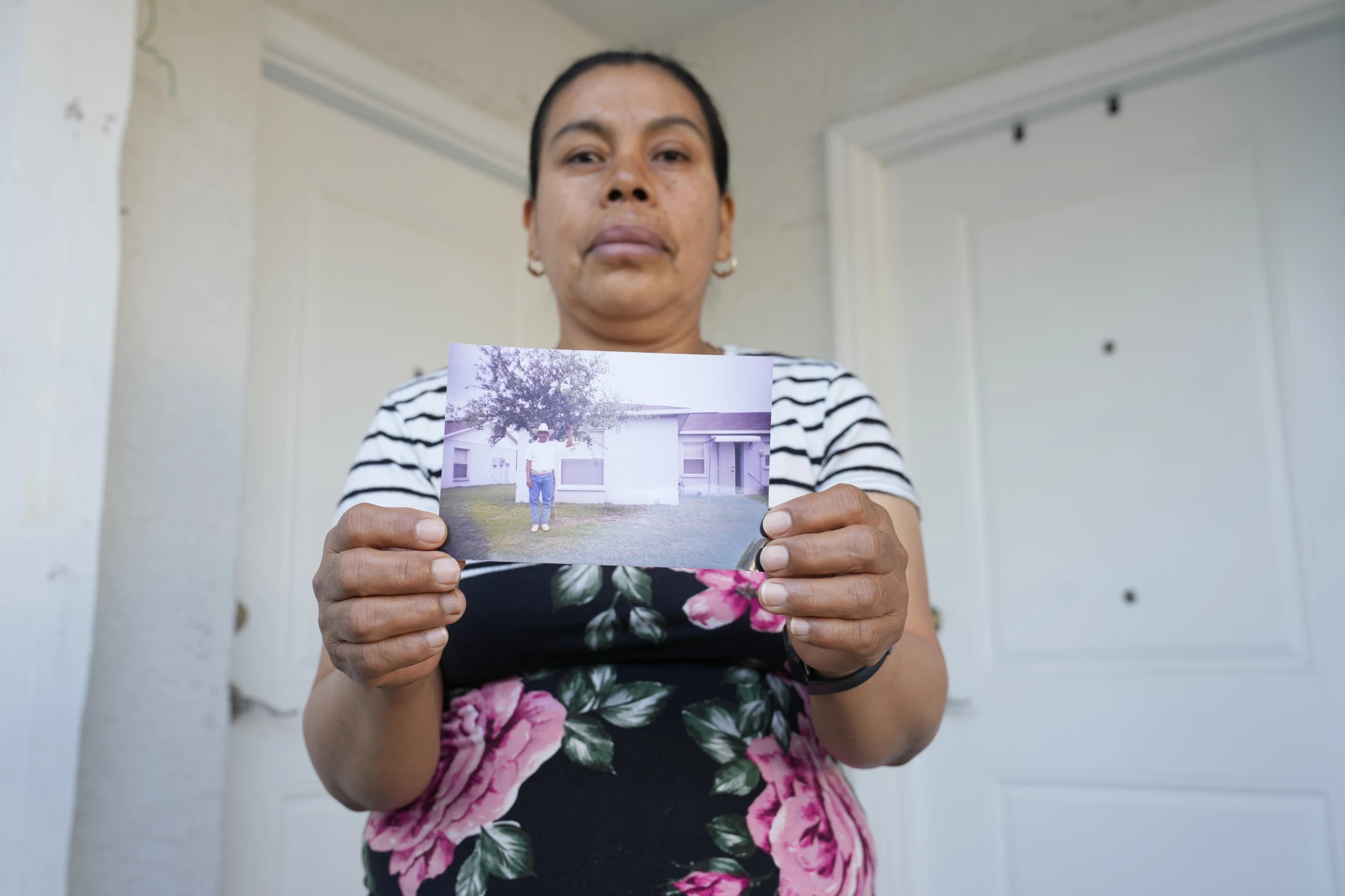 María José González sostiene una foto de su marido, quien estuvo detenido por ICE durante seis meses en Florida. Foto: AP/Chris Meara María José González sostiene una foto de su marido, quien estuvo detenido por ICE durante seis meses en Florida. Foto: AP/Chris Meara