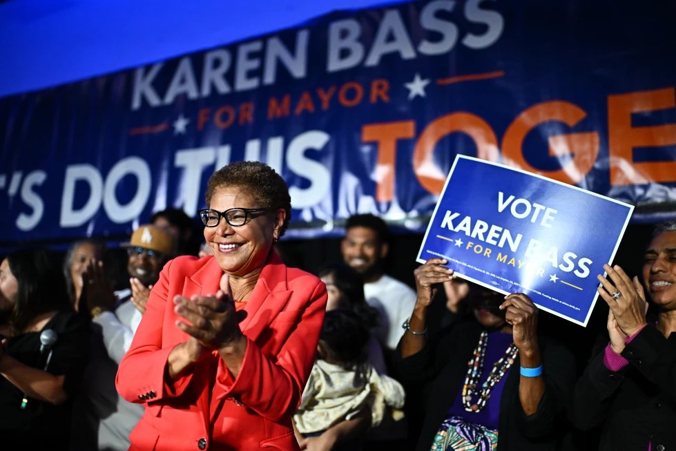 Alcaldesa Karen Bass disputará reelección en Los Ángeles