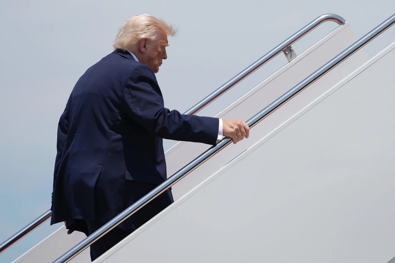 Juez frena política migratoria de Trump contra 39 países