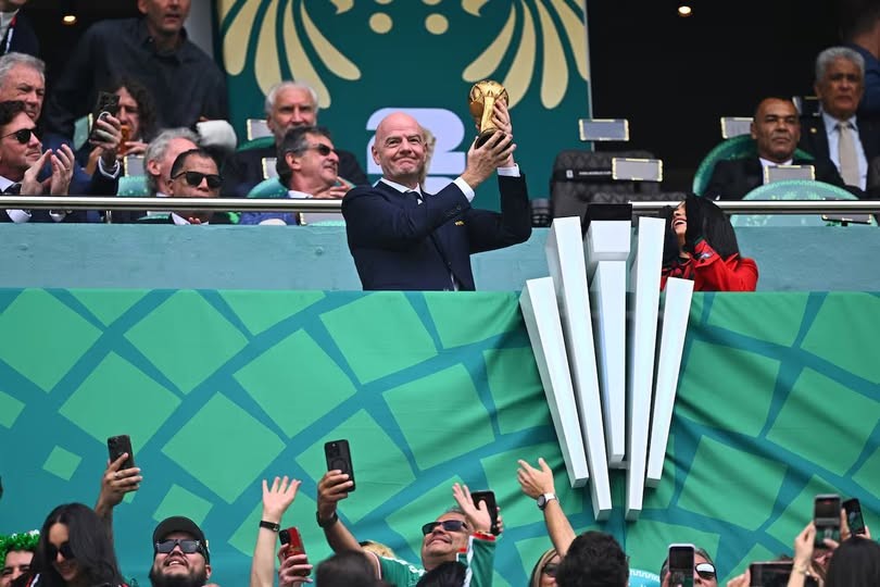 El estruendo de una silla vacía: El poder, el estadio y la evasión