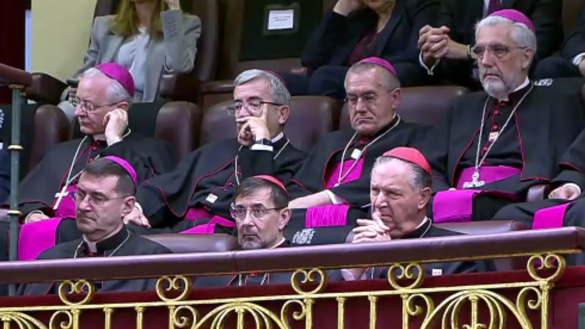 Obispos de España en la galería del Congreso de los Diputados en Madrid durante el mensaje del papa León XIV al Parlamento de España, captura de pantalla de la transmisión pública del 8 de junio de 2026.