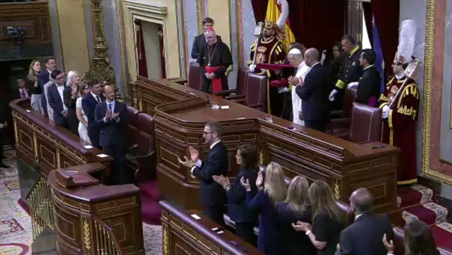 La sesión conjunta del Parlamento de España ovaciona el final del mensaje del papa León XIV a ese cuerpo legislativo, 8 de junio de 2026. Captura de pantalla de la transmisión pública.