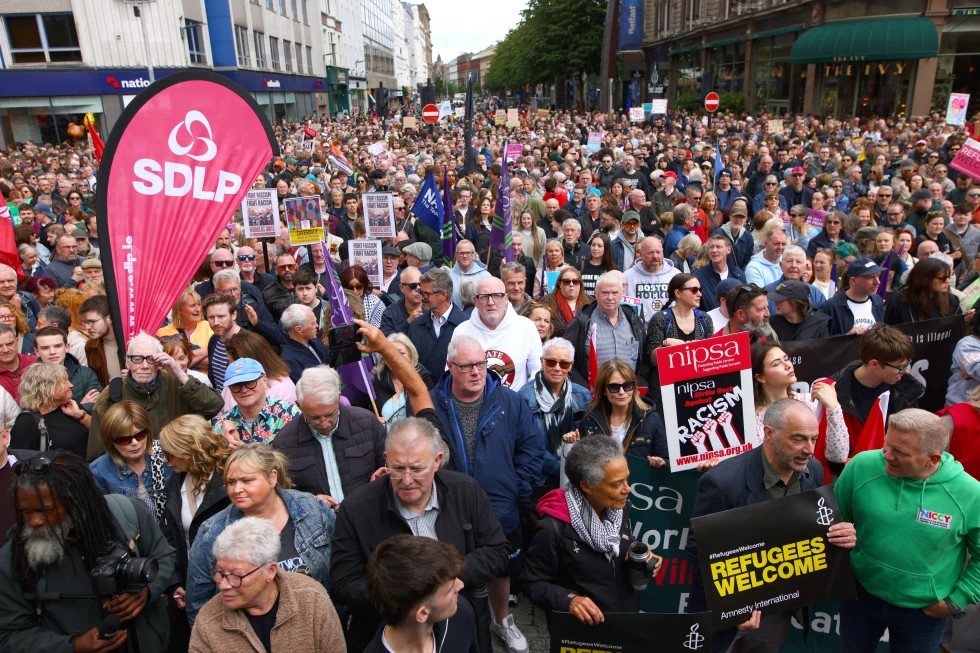 Marcha antirracista en Belfast por violencia contra inmigrantes