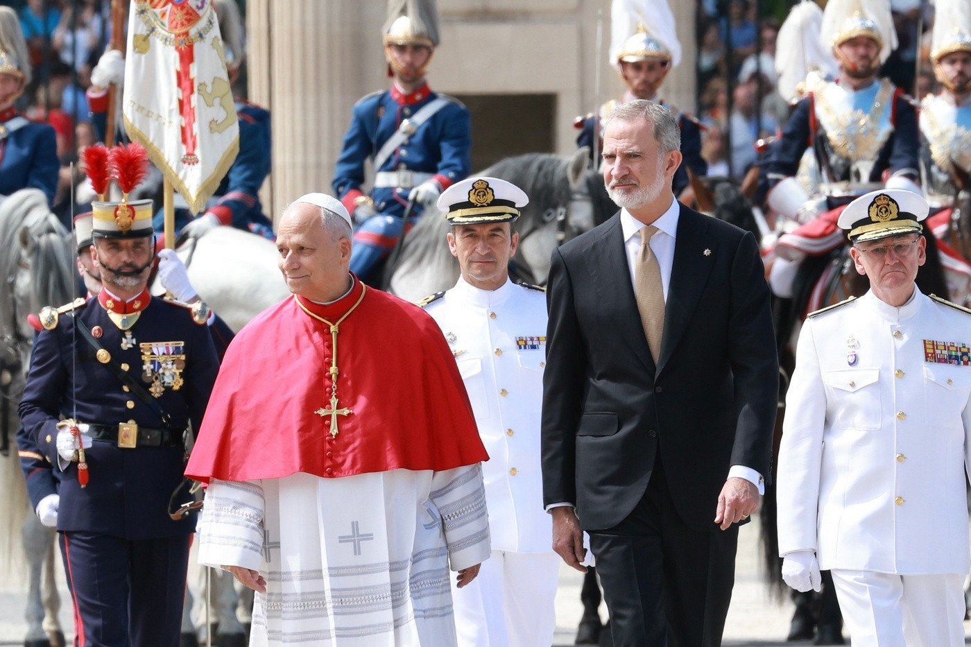 El papa León XIV y el rey Felipe VI luego de la ceremonia de bienvenida en la explanada del Palacio de la Zarzuela, Madrid, España, 6 de junio de 2026. Imagen del Palacio de la Zarzuela.
