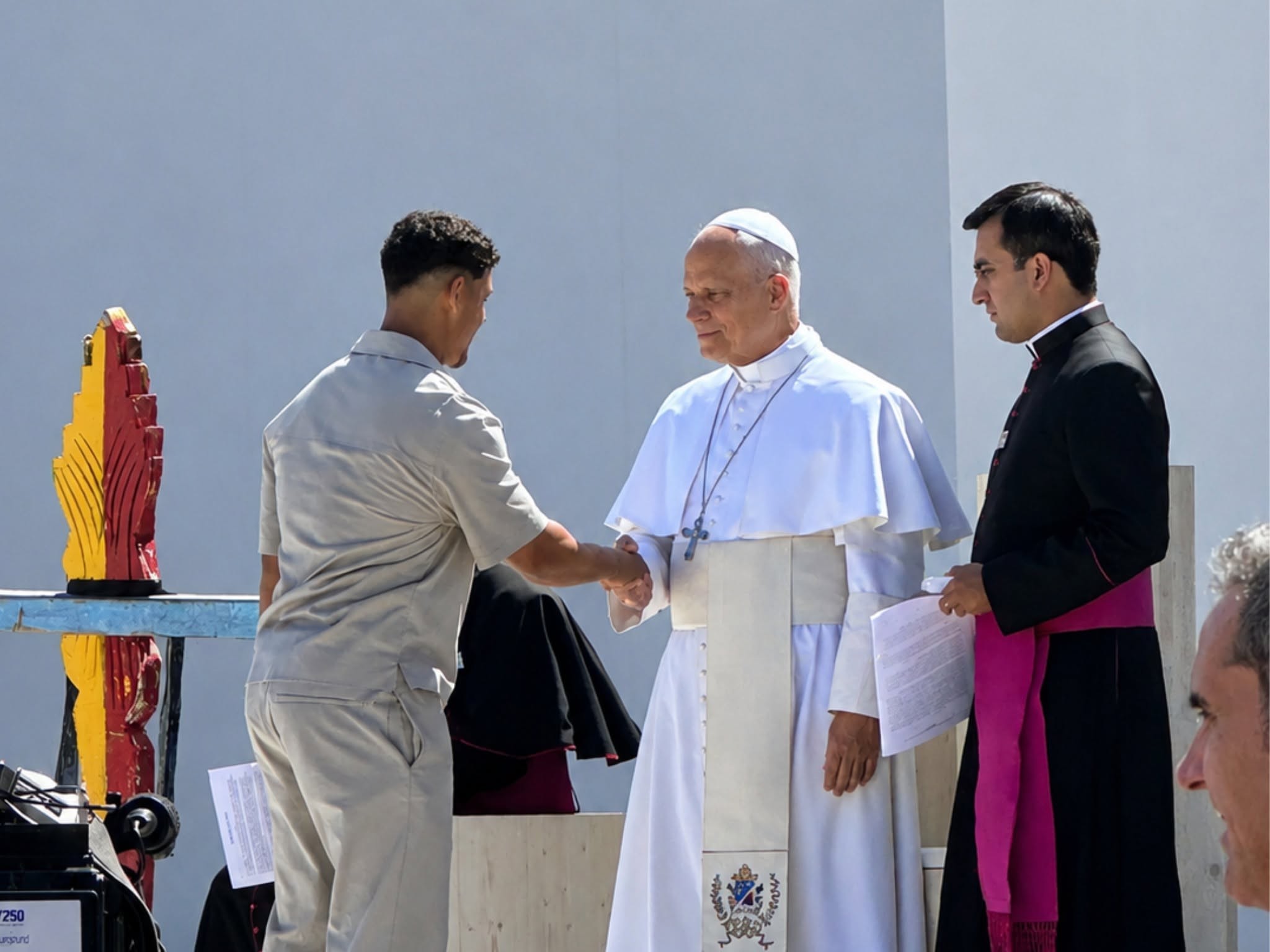 El papa León XIV saluda a un varón laico al final de la misa en Candelaria, Santa Cruz de Tenerife, España, 12 de junio de 2026. Redes sociales de la diócesis de Tenerife.