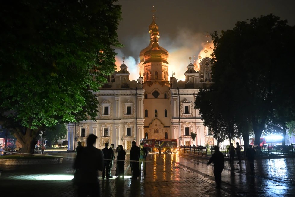 Ataque de Rusia mata rescatistas y daña santuario histórico de Kiev