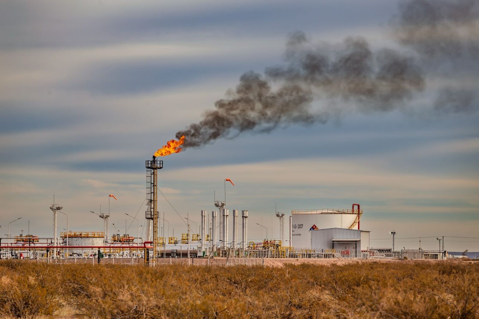 Milei celebra récords petroleros mientras Argentina empobrece